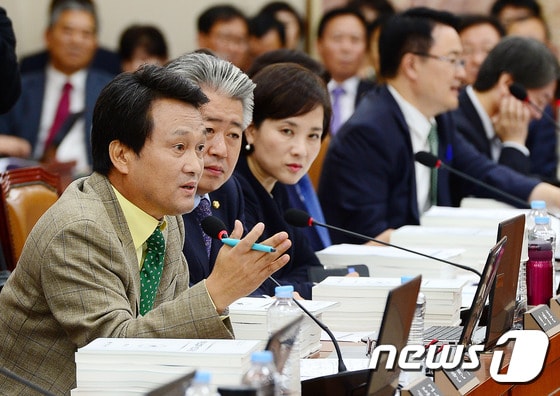 안민석 더불어민주당 의원(왼쪽).  2016.10.7/뉴스1 © News1 박세연 기자