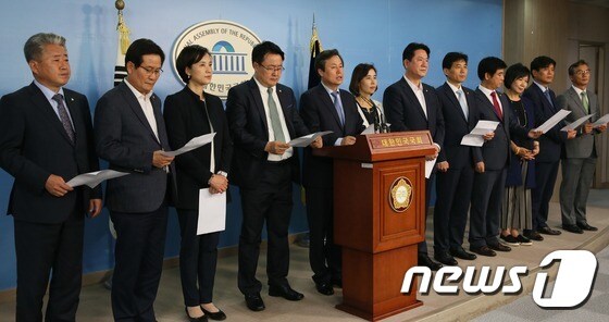 증인채택 관련 기자회견하는 야당 교문위원들