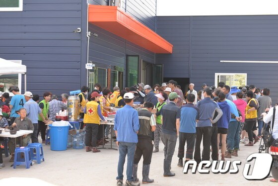  지난 7일 대한적십자사 봉사자들이 울산에서 급식 차량을 이용해 이재민에게 무료급식을 하고 있다. (적시자사 제공)© News1