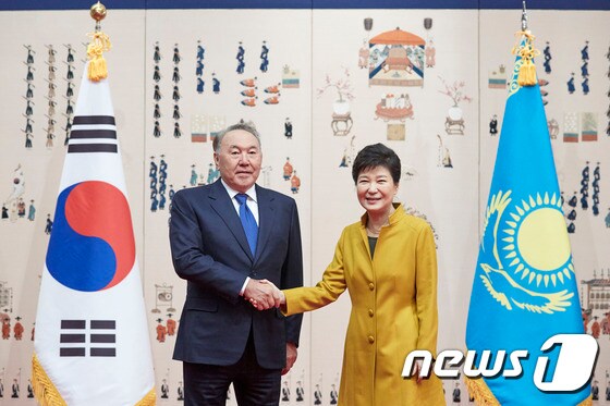 박근혜 대통령이 한국을 국빈 방한한 누르술탄 나자르바예프 카자흐스탄 대통령과 10일 오전 청와대에서 기념촬영을 하며 악수하고 있다. (청와대 제공) 2016.11.10/뉴스1 © News1 이광호 기자