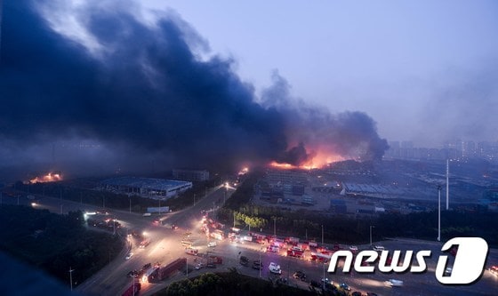 작년 8월12일 중국 텐진항의 한 물류창고에서 폭발이 일어나 170여명의 사망·실종자가 발생했다. (자료사진) © AFP=뉴스1