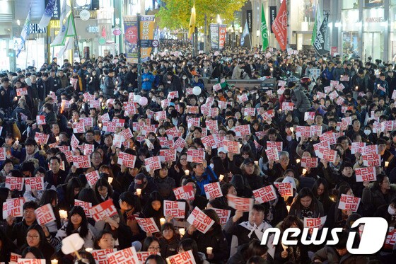 대구시민 2000여명이 11일 오후 동성로에서 최순실 게이트 관련해 박근혜 대통령 퇴진을 요구하는 촛불집회를 열고 있다.2016.11.11/뉴스1 © News1 이종현 기자