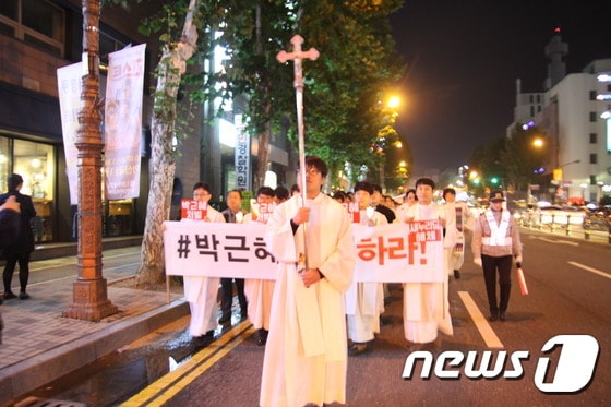 오후 9시께 대전 중구 주교좌 대흥동성당에서 신부와 수녀, 신자들이 '새누리당 해체'가 적힌 피켓을 들고 행진을 하고 있다. © News1