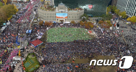 '2016 민중총궐기 대회'인 12일 오후 서울광장에 시민들이 모여들고 있다. 2016.11.12/뉴스1 © News1 황기선 기자