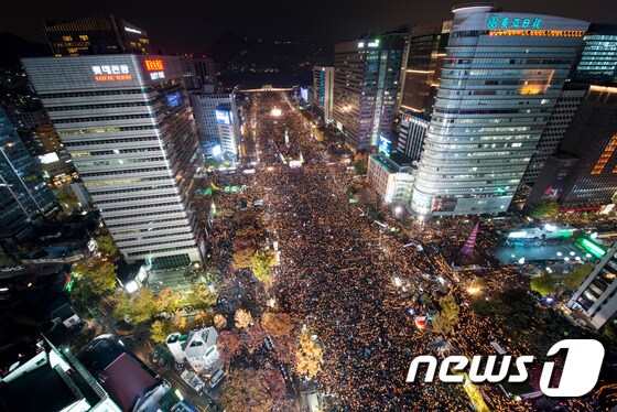 박근혜 대통령 퇴진을 요구하는 민중총궐기 대회가 열린 12일 밤 촛불 든 시민들이 서울 시청광장에서 광화문광장에 이르는 태평로와 세종로를 가득메우고 있다.2016.11.12/뉴스1 © News1 사진공동취재단