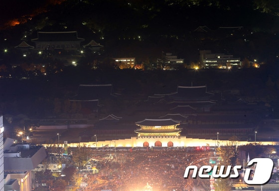박근혜 대통령 퇴진을 요구하는 민중총궐기 대회가 열린 12일 광화문앞까지 가득메운 시민들이 촛불을 들고 있다.뒤로 청와대가 보인다.2016.11.12/뉴스1 © News1 사진공동취재단