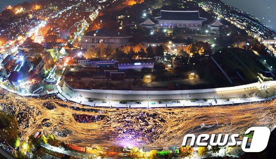 박근혜 대통령 퇴진을 요구하는 민중총궐기 대회가 열린 12일 촛불을 든 시민들의 행렬이 청와대 주변을 에워싸고 있다. 경찰은 차벽으로 청와대 주변을 에어쌌다. 2016.11.12/뉴스1 © News1 사진공동취재단