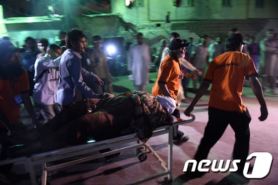 파키스탄 남부 발루치스탄주의 수피파 성지에서 12일(현지시간) 이슬람국가(IS) 소행의 테러가 발생했다. 이로 인해 최소 52명이 숨지고 105명이 다쳤다. © AFP=뉴스1