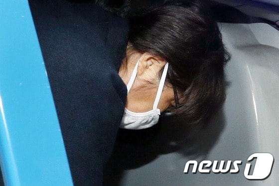 최순실(최서원으로 개명·구속)씨가 서울 서초구 중앙지검에서 조사를 받기 위해 호송차에서 내리고 있다. © News1 안은나 기자