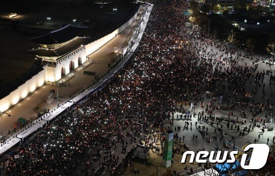 박근혜 대통령 퇴진을 요구하는 민중총궐기 대회가 열린 12일 오후 서울 광화문 앞을 가득 메운 시민들이 청와대를 향해 행진하고 있다. 2016.11.13/뉴스1 © News1 사진공동취재단