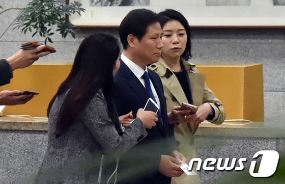 검찰 출석하는 '문고리 권력' 안봉근 전 비서관 