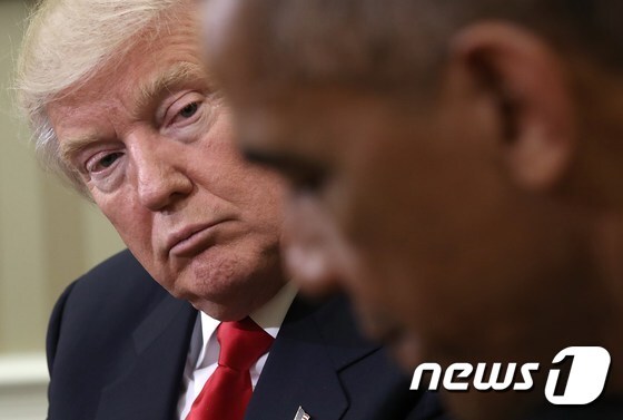 도널드 트럼프 미국 대통령 당선인이 버락 오바마 대통령을 바라보고 있다. © AFP=뉴스1