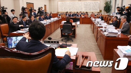 국회 법사위 '최순실 특검 놓고 언쟁'