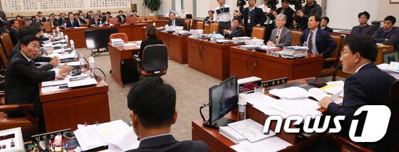 국회 법사위, '최순실 특검법' 처리 놓고 언쟁끝에 정회