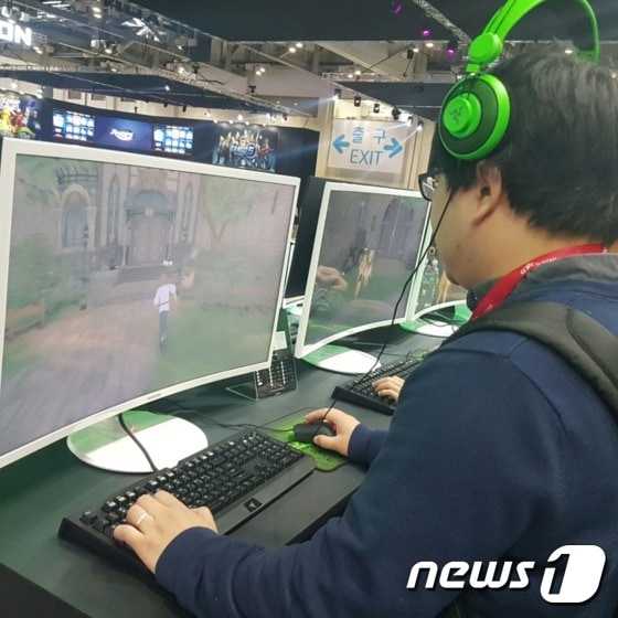 중국 텐센트 직원들이 지난해 11월 부산에서 열린 게임전시회 지스타 현장을 찾아 국내게임사들의 게임을 테스트하고 있다. © News1