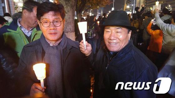 장휘국 광주시 교육감(오른쪽)이 지난 12일 서울 광화문광장 촛불집회에 참석한 모습.(장 교육감 SNS 제공) © News1