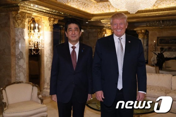 아베 신조 일본 총리(왼쪽)와 도널드 트럼프 미국 대통령 당선인이 지난해 11월 17일(현지시간) 미 뉴욕 맨해튼 소재 '트럼프 타워'에서 만났다.  (트럼프 페이스북) © News1