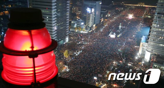 19일 오후 서울 광화문 광장에서 열린 박근혜 대통령 퇴진을 요구하는 '4차 촛불집회'에서 시민들이 구호를 외치고 있다. 2016.11.19/뉴스1 © News1 사진공동취재단