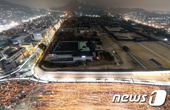 지난해 11월 서울 광화문광장 일대에서 열린 4차 촛불집회 모습. © News1