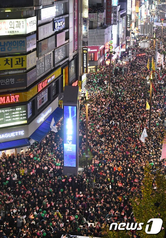 19일 부산 부산진구 서면 쥬디스태화 앞에서 열린 촛불집회에서 시민들이 박근혜 대통령 퇴진을 요구하고 있다.(사진공동취재단) 2106.11.19 /뉴스1 © News1 사진공동취재단