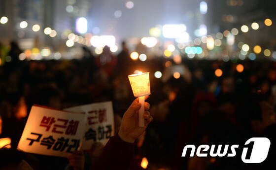 19일 오후 서울 광화문 광장에서 열린 박근혜 대통령 퇴진을 요구하는 '4차 촛불집회'에서 시민들이 청와대 방향으로 행진하고 있다. 2016.11.19/뉴스1 © News1 최현규 기자