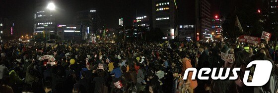 19일 오후 7시30분부터 부산 서면 쥬디스태화 앞에서 열린 '박근혜 퇴진 시국집회'에 부산시민 10만여명(경찰추산 1만5000명)이 모여 한목소리로 