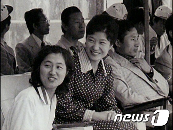 박근혜 대통령(가운데)과 최순실(왼쪽), 이명박. (뉴스1DB) 2016.11.2/뉴스1
