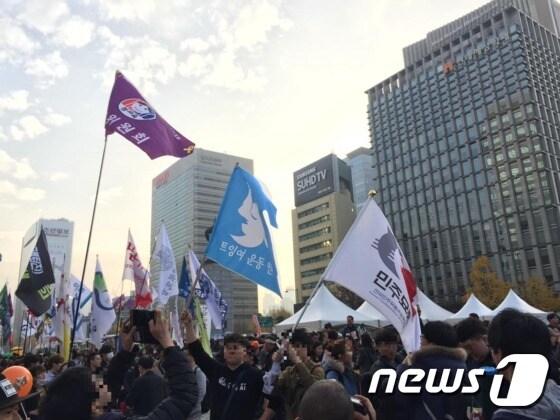 19일 오후 광화문광장에 휘날린 민주묘총, 트잉여운동연합의 깃발(사진:트위터 이용자 'hibi*******' 캡처)© News1