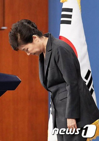 검찰 "박근혜 대통령, 최순실 의혹에 공모 혐의"