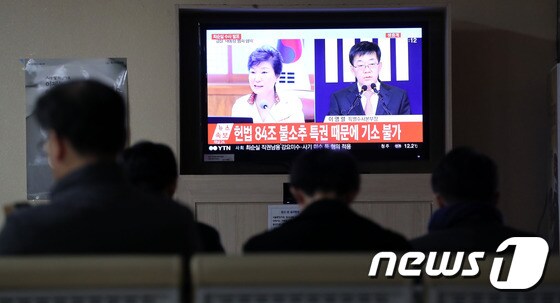 '박근혜·최순실 게이트 중간 수사 결과 발표, 검찰-청와대의 입장은?'