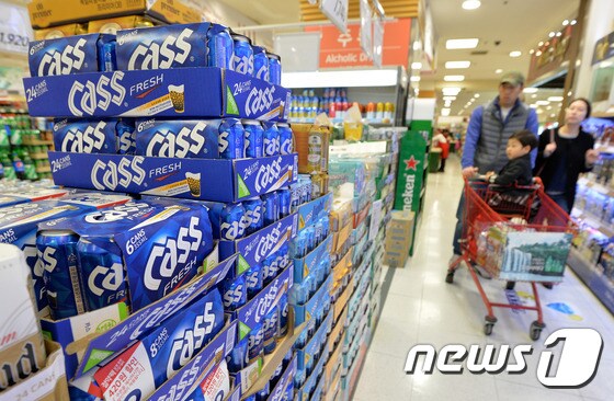 서울의 한 대형마트 맥주코너에 오비맥주 '카스'가 쌓여있다.  /뉴스1 © News1 박세연 기자