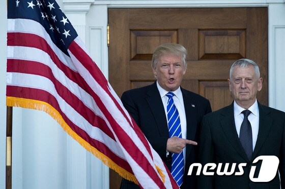 도널드 트럼프 미국 대통령과 제임스 매티스 미국 국방장관. © AFP=뉴스1