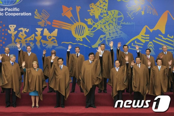 2008 APEC 정상회의 회원국 지도자들이  페루 리마에서 열린 본회의에서 단체 기념사진을 찍었다. © AFP=News1
