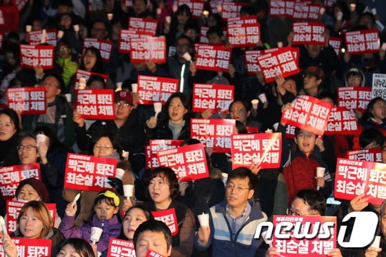 지난 19일 세종호수공원 무대섬에서 열린 박근혜 대통령 촛불집회에서 시민들이 박 대통령 퇴진을 외치고 있다.© News1