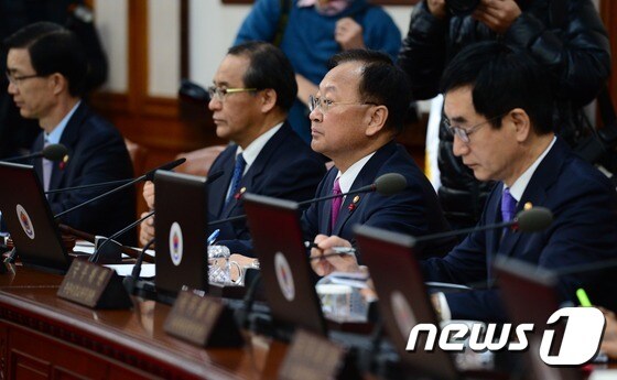 국무회의, '최순실 국정농단의혹' 특검법 공포안 의결