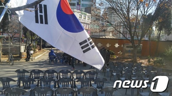 24일 오전 부평구 부평역 쉼터광장에서 열린 박근혜 대통령 하야 반대 집회에 참가자가 적어 의자가 텅비어있다. © News1 이정용 기자