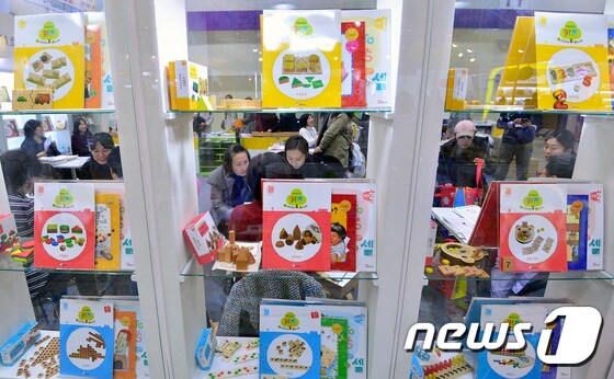 지난해 서울 강남구 코엑스에서 열린 한 유아박람회에서 학부모들이 교재 상담을 받고 있다. /뉴스1 DB © News1 신웅수 기자