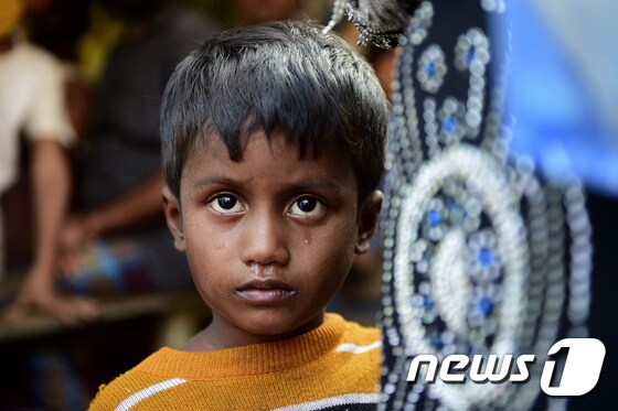 군의 탄압을 피해 방글라데시로 탈출한 로힝야족 소녀. © AFP=뉴스1