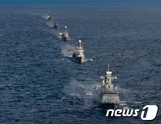 서해에서 우리 해군 함정들이 대함 사격훈련을 실시하고 있다. 앞쪽부터 인천함(FFG/신형 호위함), 전남함(FF/호위함), 익산함, 부천함, 신성함(초계함/PCC). (해군 제공) 2016.11.25/뉴스1
