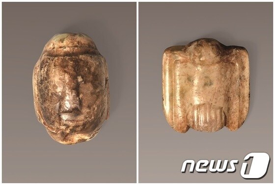 B.C. 5000~4000년전 신석기시대 홍산문화 옥인수패(왼쪽)와 옥응패. 각각 사람의 얼굴 모양과 매의 모양이 정교하게 새겨져 있다.   (학고재갤러리 제공) © News1