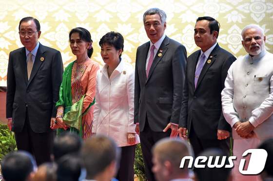 지난 9월 8일 아세안(ASEAN·동남아시아국가연합) 회의에 참석해 나란히 서 있는 아웅산 수지(왼쪽 두번째)와 박근혜 대통령(왼쪽 세번째). © AFP=뉴스1