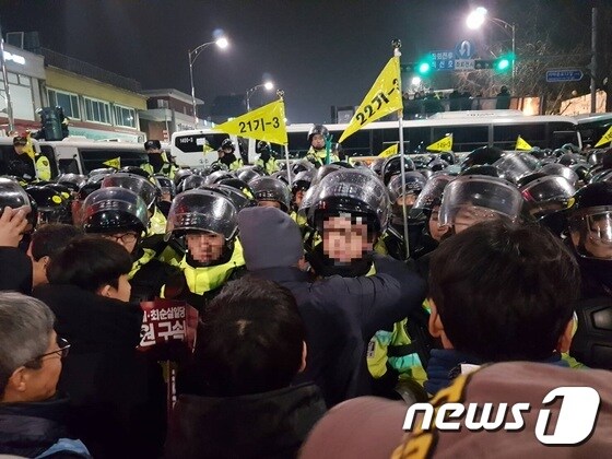 26일 밤 통의교차로에서 경찰을 안아주는 시민들. © News1