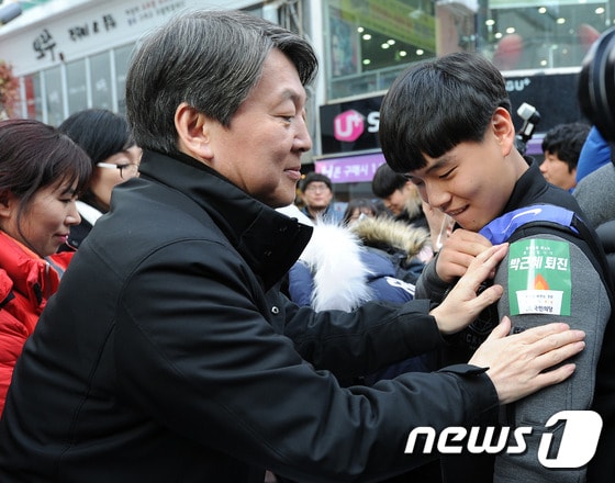 안철수 국민의당 전 대표가 광주 동구 충장로에서 박근혜 대통령 퇴진 서명운동을 하고 있다. 2016.11.27/뉴스1 © News1 