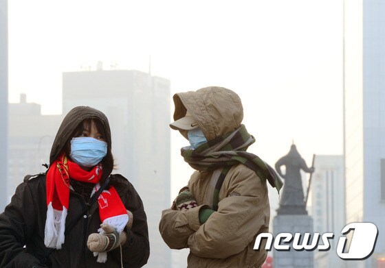 서울 광화문 광장에서 미세먼지 차단을 위해 마스크를 착용한 외국인 관광객들./뉴스1 © News1 최현규 기자