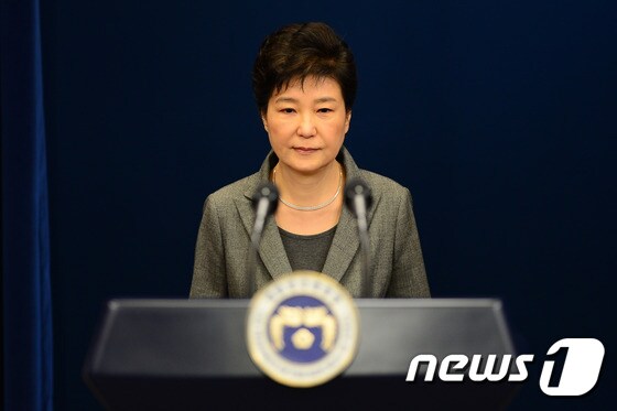 박근혜 대통령이 대국민담화 발표를 위해 지난해 11월29일 오후 청와대 춘추관으로 들어서고 있다. 2016.11.29/뉴스1 © News1 