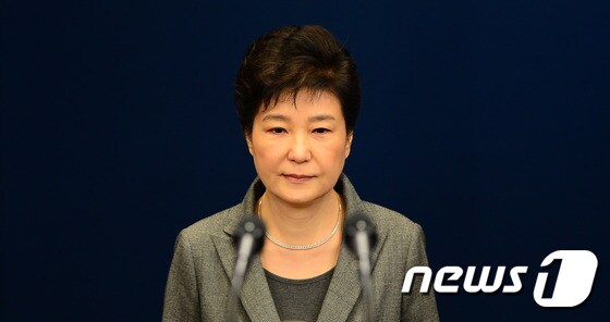 박근혜 대통령이 대국민담화 발표를 위해 지난해 11월29일 오후 청와대 춘추관으로 들어서고 있다.  2016.11.29/뉴스1 © News1 이광호 기자