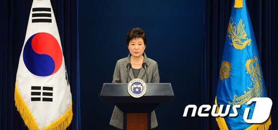박근혜 대통령이 지난해 11월29일 오후 청와대 춘추관에서 제3차 대국민담화를 발표하고 있다. 이날 박 대통령은 “대통령 임기 단축을 포함한 진퇴 문제를 국회 결정에 맡기겠다”고 말했다. 2016.11.29/뉴스1 © News1 