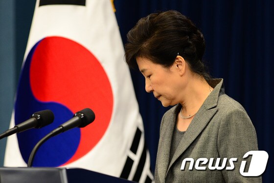 박근혜 대통령이 지난달 29일 청와대 춘추관에서 대국민담화를 발표 한 뒤 굳은 표정을 짓고 있다. © News1