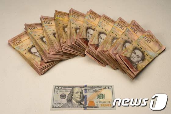 미국 달러 100달러 지폐 1장과 같은 가치인 베네수엘라 볼리바르.  © AFP=뉴스1
