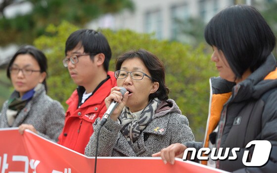 노동당 대전시당 기자회견에서 이경자 노동당 부대표(사진 오른쪽 2번째)가 발언하고 있다.© News1